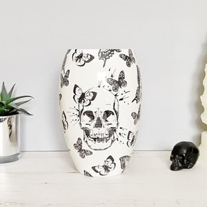 Vaso in ceramica a forma di teschio e farfalla dipinto a mano, arredamento gotico per la casa