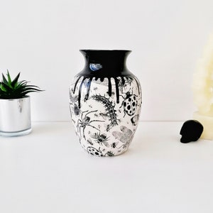 Gothic Bugs Vase, Bug Goth Flowers, Macabre Alternative Flower, Emo Curved Vases, Black White Ceramic, Decorative Ceramics, Weird Creepy