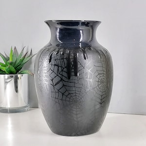 Gothic Web Vase, Netze Goth Blumen, makabere Alternative Blume, geschwungene Emo Vasen, schwarze Spinnennetz Keramik, dekorative Keramik, seltsam gruselig