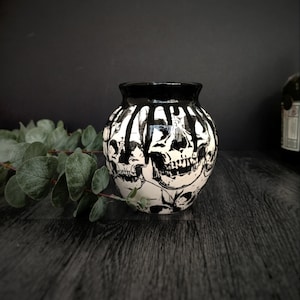 Gothic Skulls Vase, Skull Goth Flowers, Macabre Alternative Flower, Emo Curved Vases, Black White Ceramic, Decorative Ceramics, Weird Creepy