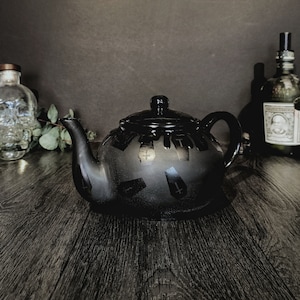 Bara nera opaca, teiera per infusione, teiera lucida, bollitore lucido a bara, regalo gotico, regalo unico per la cucina, strano gotico, ceramica dipinta a mano