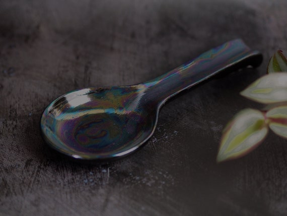 Poggia cucchiaio a chiazza d'olio, effetto petrolio, porta cucchiai grandi,  utensili da cucina, ceramica nera iridescente, perlescente olografico,  cucina spettrale -  Italia