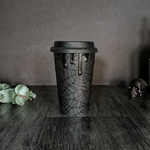 Taza de viaje con diseño de araña, taza alta de cerámica, diseño de telaraña, tazas de café, tapa de silicona negra, puños negros, diseño espeluznante, para amantes del té gótico.