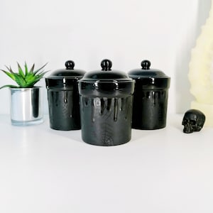 Nero opaco, contenitori per la conservazione, ragnatele, barattoli per tè e caffè, barattoli per lo zucchero, barattoli per la conservazione, vaso in ceramica, contenitore, cucina, gotico