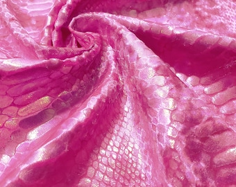 Può includere: Tessuto rosa iridescente con un motivo a pelle di serpente.