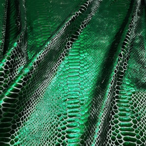 Tela elástica en cuatro direcciones de terciopelo verde oliva con efecto hielo picado y escamas de dragón exóticas metalizadas de color verde esmeralda.