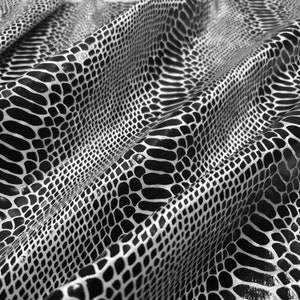 ブラックフォイルドラゴンスケール生地：ホワイトクラッシュアイスベルベット、4方向ストレッチ