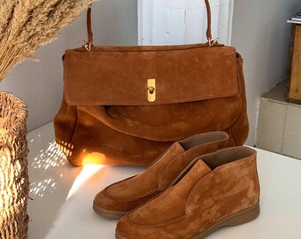 Wildleder Barfuß Stiefel für Frauen und große Umhängetasche, flache minimalistische Stiefeletten in braun, bequemes Herbst Winter Schuhwerk Geschenk