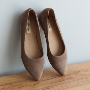 ハンドメイドの快適なレザーフラットシューズ（女性用）、スエード素材のポインテッドトゥまたはスクエアトゥのバレエシューズ、ベージュの柔らかなオフィス向け素足スタイル