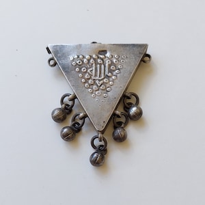 Vintage 1905 Zar Amulett - Dreieckiger Silber Talisman aus Assuan, Ägypten mit Glocken, Inschrift &quot;&quot;Allah&quot;&quot;, öffnet für Gebet oder Parfüm.&quot;
