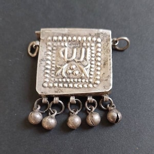 Vintage 1905 Zar Amulett – Quadratischer Ritualtalisman aus Assuan, Ägypten mit Glocken, arabischer “Allah” Inschrift & Öffnungskammer