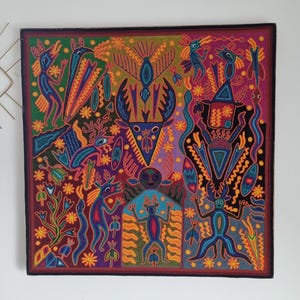 José Benítez Sánchez Pintura em Fio Huichol (1991) – Cosmologia do Cervo Peiote – Arte Indígena Wixárika 60 cm imagem 3
