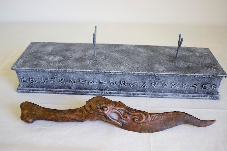 Cthulhu dagger with display stand Rust edition