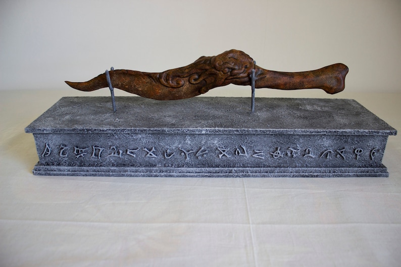Cthulhu dagger with display stand Rust edition
