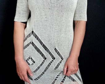 Vestido de verano de hilo de bambú beige.
