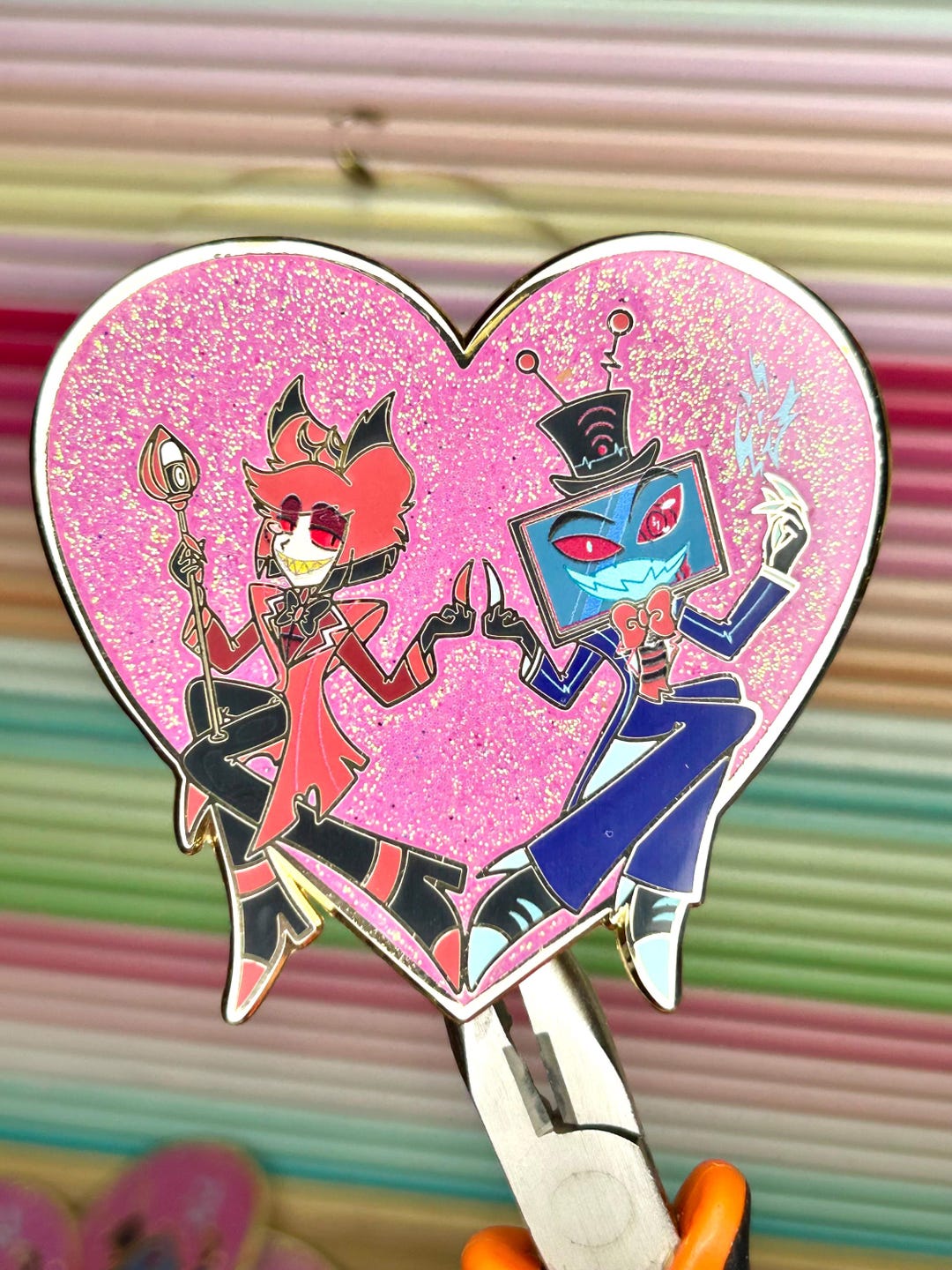 HAZBIN HOTEL チビネオンアラスター&チビアラスター　ピンバッジ il_1080xN.6811451600_rpww.jpg