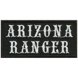 Könnte beinhalten: Weiß gestickter Aufnäher auf schwarzem Hintergrund mit dem Text "ARIZONA RANGER".