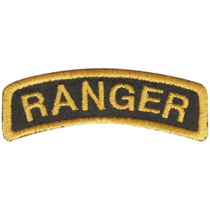 Könnte beinhalten: Ein schwarz-goldener, gestickter Aufnäher mit dem Wort „RANGER“ in einem Bogen. Der Text ist in Goldfaden gehalten, und der Aufnäher hat einen goldenen Rand. Es ist ein militärisches Abzeichen.