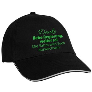 Könnte beinhalten: Schwarze Baseballkappe mit weißem Schirm. Die Kappe hat grünen Text, der "Danke liebe Regierung, weiter so! Die Sahra wird Euch auswechseln." lautet.