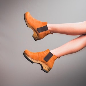 Dames winterlaarzen enkellaarzen Lotta's Jo Boots in cognac zacht olieleer van Lotta uit Stockholm Houten klompen Bruine slip op lage hakken