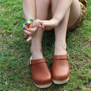 Little girl wooden clogs deals