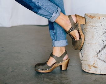 Sabots suédois à talons hauts avec bride en T/bracelet en T, taupe, cuir nubuck huilé Lotta de Stockholm, sabots pour femmes scandinaves faits main en Suède