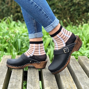 Schwedische Clogs Pantoletten aus Schwarzem Leder auf Brauner Basis Mit Riemen von Lotta aus Stockholm Klassische Sandinavian Holzschuhe Handgemacht in Schweden