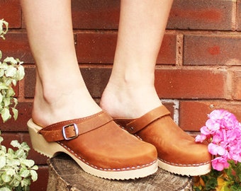 Swedish Clogs Classic Brown Oiled Nubuck Leather Clogs With Strap by Lotta from Stockholm / Wooden clogs / Handmade Mules / Low heel