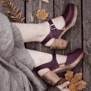 Schwedische Clogs Damen High Heels Aubergine Leder Sandalen Lotta aus Stockholm Skandinavische Highwood Mary Jane Schuhe Handgemacht in Schweden