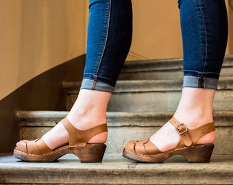 Swedish Clogs Low Heel Peep Toe Brown Oiled Nubuck Leather by Lotta from Stockholm / Wooden Clogs / Sweden / Handmade / lottafromstockholm