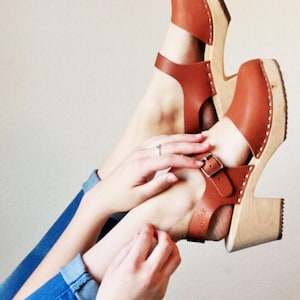 Hellbraune Damen High Heels Schwedische Clogs Highwood Tan Leder von Lotta aus Stockholm Holzschuhe Sommer Mary Jane Schuhe Lottafromstockholm