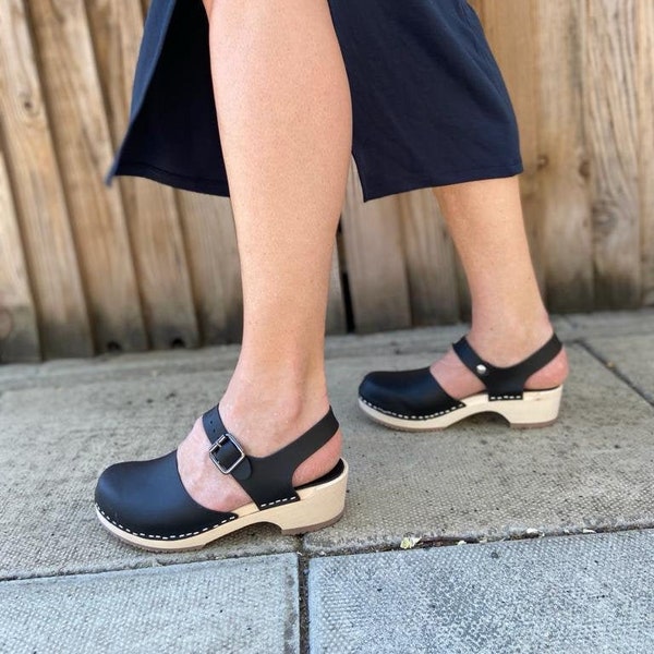 Chaussures VEGAN Sabots suédois Low Wood Greta Black par Lotta de Stockholm / Sabots en bois scandinaves Talon bas Mary Jane Shoes Sandales végétaliennes