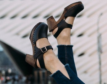 Sabots suédois pour femmes, talons hauts, cuir noir par Lotta de Stockholm, sabots en bois faits main, chaussures Mary Jane fabriquées en Suède