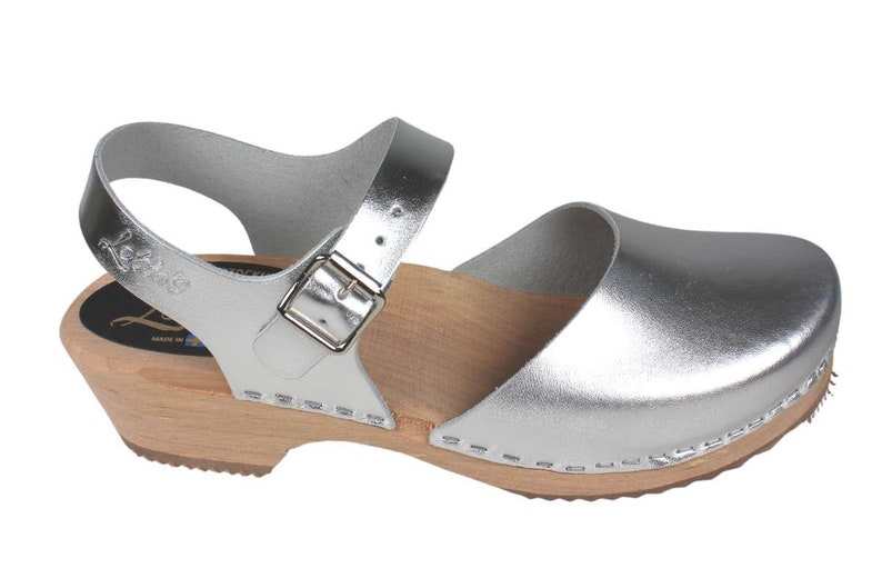 Womens clogs in silver Low Wood by Lotta from Stockholm with natural wooden clogs base.