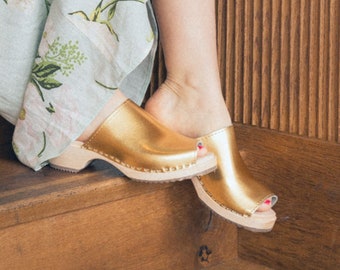 Schwedische Clogs Mules Berit Low Open Toes Gold PU-Leder Lotta aus Stockholm Holzclogs Handgefertigte niedrige Absätze Hergestellt in Schweden