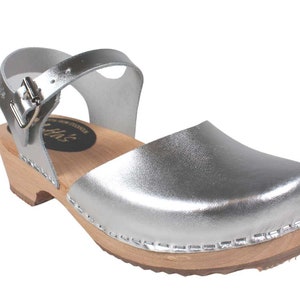 Womens clogs in silver Low Wood by Lotta from Stockholm with natural wooden clogs base.