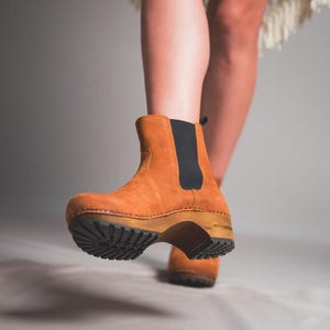Lotta's Hedda-klomplaarzen dames winterlaarzen in cognac zacht olieleer van Lotta uit Stockholm Houten klompen bruine lage hakken