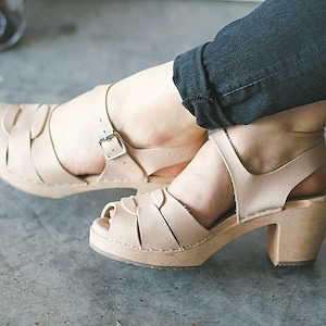 High Heel Ledersandalen aus Naturleder Schwedische Peep Toe Clogs Lotta von Stockholm Womens Brautjungfer Schuhe Handgemacht in Schweden