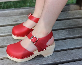 Mary Janes Schuhe Kinder Schwedische Clogs Little Lotta's in Rot Leder Kinderschuhe von Lotta aus Stockholm Skandinavische handgefertigte Holzschuhe