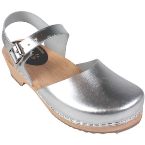 Womens clogs in silver Low Wood by Lotta from Stockholm with natural wooden clogs base.