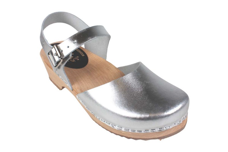 Womens clogs in silver Low Wood by Lotta from Stockholm with natural wooden clogs base.