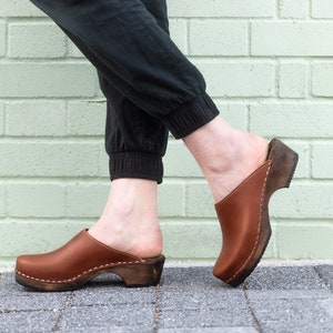 Schwedische Clogs aus echtem Zimt-Leder von Lotta aus Stockholm / Holzschuhe / Handarbeit / Pantoletten / Niedriger Absatz / Schweden / Lottafromstockholm