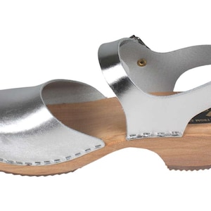 Womens clogs in silver Low Wood by Lotta from Stockholm with natural wooden clogs base.