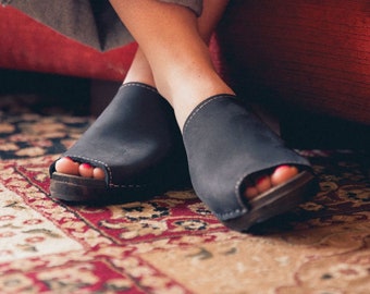 Damen Clogs Mules Berit Open aus schwarzem geöltem Nubukleder. Clogs von Lotta aus Stockholm. Schwedische Clogs mit niedrigem Absatz, handgefertigt in Schweden