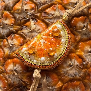 Ciondolo per borsa a forma di fetta d&#39;arancia ricamato a mano con dettagli in perline, accessorio per borsa a forma di agrumi, regalo unico per i suoi gioielli estivi