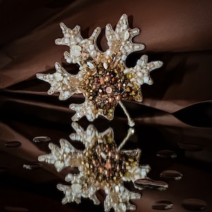 Beiger Ahornblatt Brosche, Blatt Ahorn Blatt Brosche, creme Perlen Schmuck für Frauen, Brosche für Frauen, gehäkelte Brosche