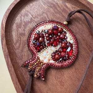 Unikat Tasche Granatapfel Charme burgundy Statement Stück Mode stilvoll Accessoire Handtasche Stickerei Brosche Frucht Handtasche Schmuck