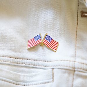 Vintage Enamel Pins / American Flags Pin / 1970s Gold American Flags Pin / 70s Lapel Pin / Enamel Pins / Patches and Pins / Vintage Pin