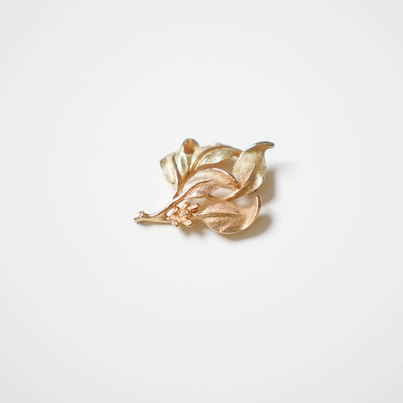 Vintage Gold Leaf Brooch / Gold Tone Leaf Brooch … - image 1