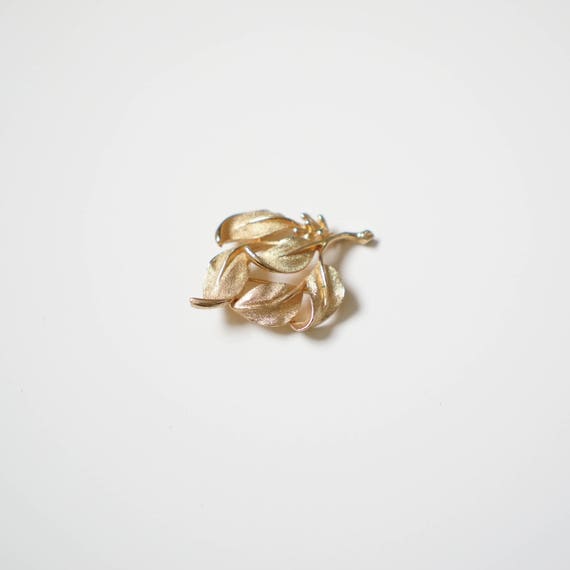 Vintage Gold Leaf Brooch / Gold Tone Leaf Brooch … - image 2